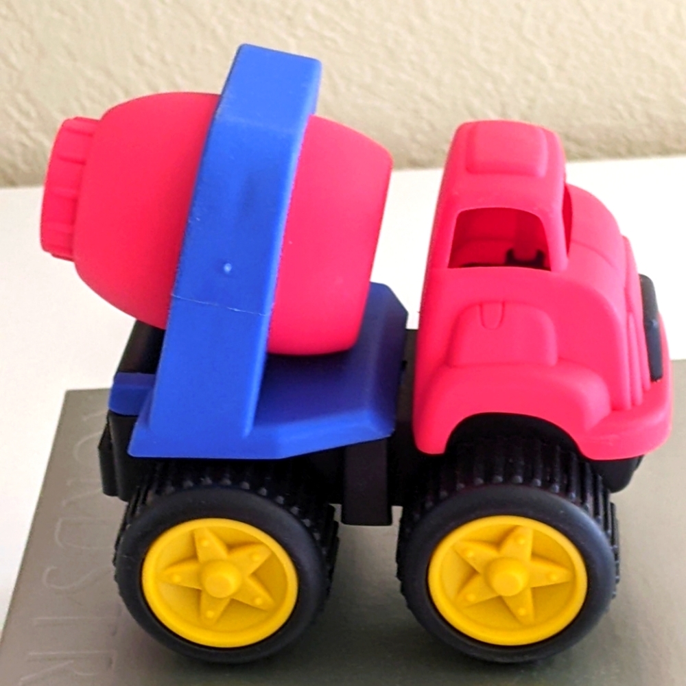 🚘 VINTAGE TOY TRUCK PLASTIC CONCRETE MIXER